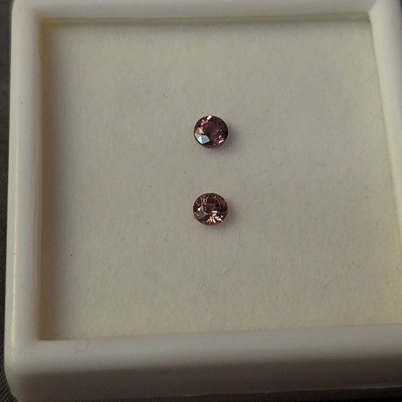 .30 ct set of two color change garnet - red - Picture 1 of 4